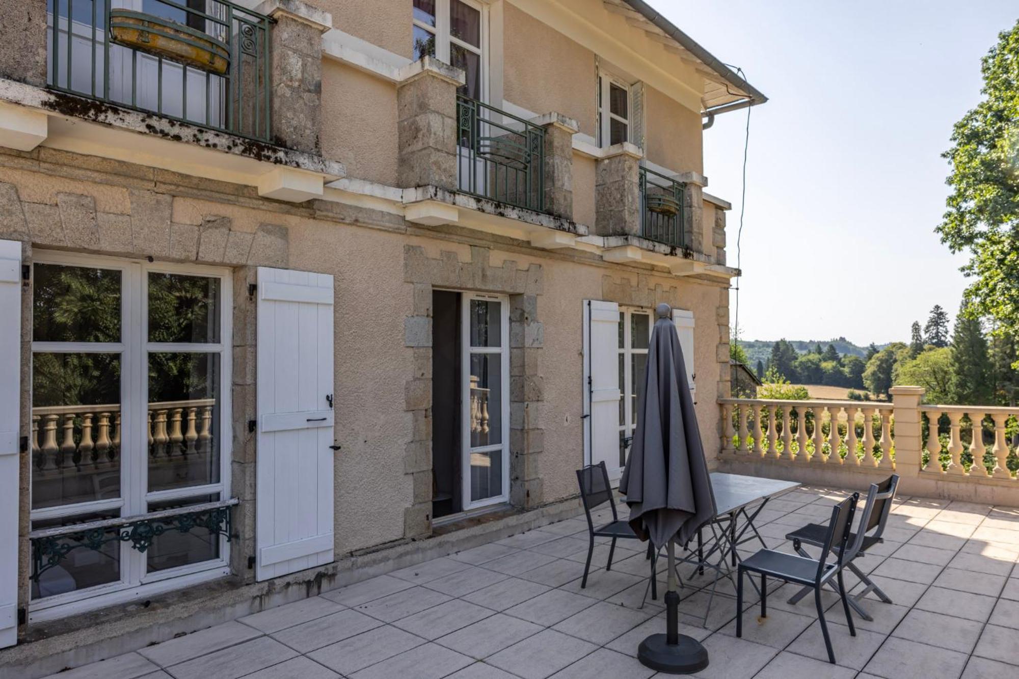 Hotel Domaine De La Clauzure La Roche-Canillac Exterior foto